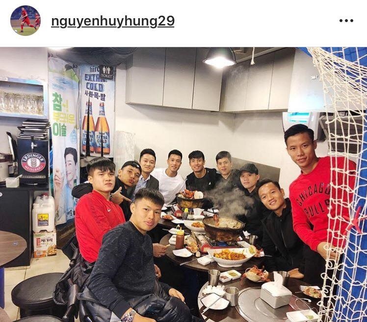 Tuyen thu DTVN an choi,  mua sam tai Han Quoc anh 10