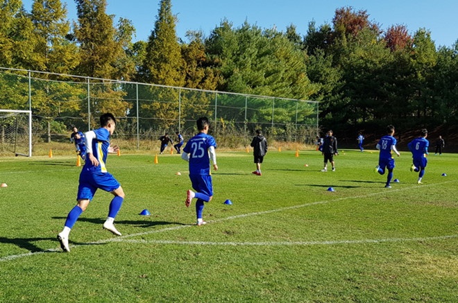 Tuyen thu DTVN an choi,  mua sam tai Han Quoc anh 16