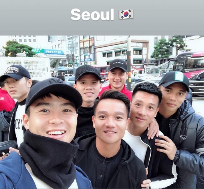 Tuyen thu DTVN an choi,  mua sam tai Han Quoc anh 1