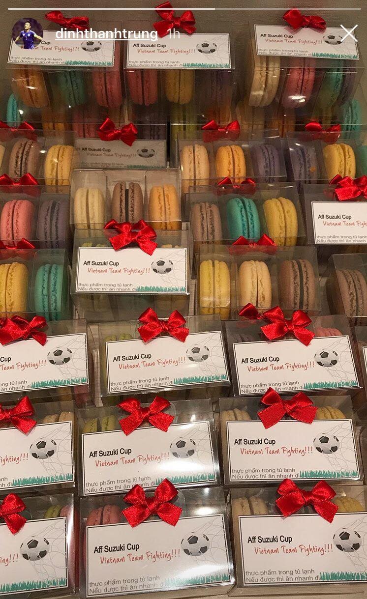 DTVN nhan qua tu dong doi cu Xuan Truong anh 1