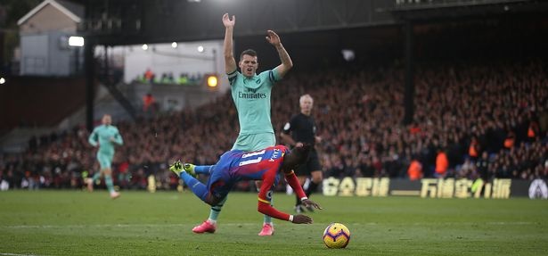 Wilfried Zaha bi doa giet va phan biet chung toc anh 1