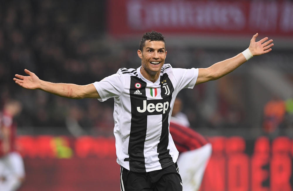 Ronaldo toa sang, Juventus ha AC Milan tai San Siro hinh anh
