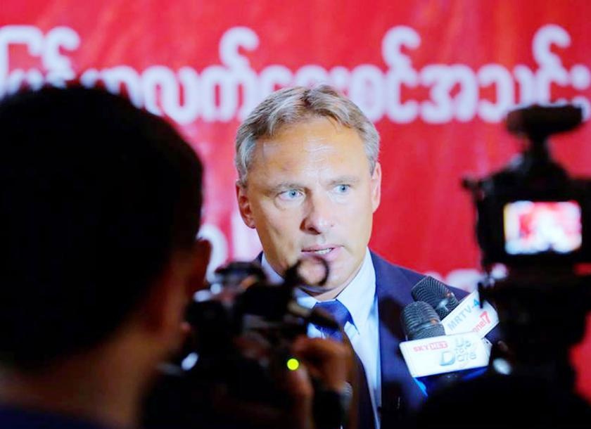 HLV Myanmar: 'Tuyen Viet Nam se gap nhieu suc ep khi da san nha' hinh anh