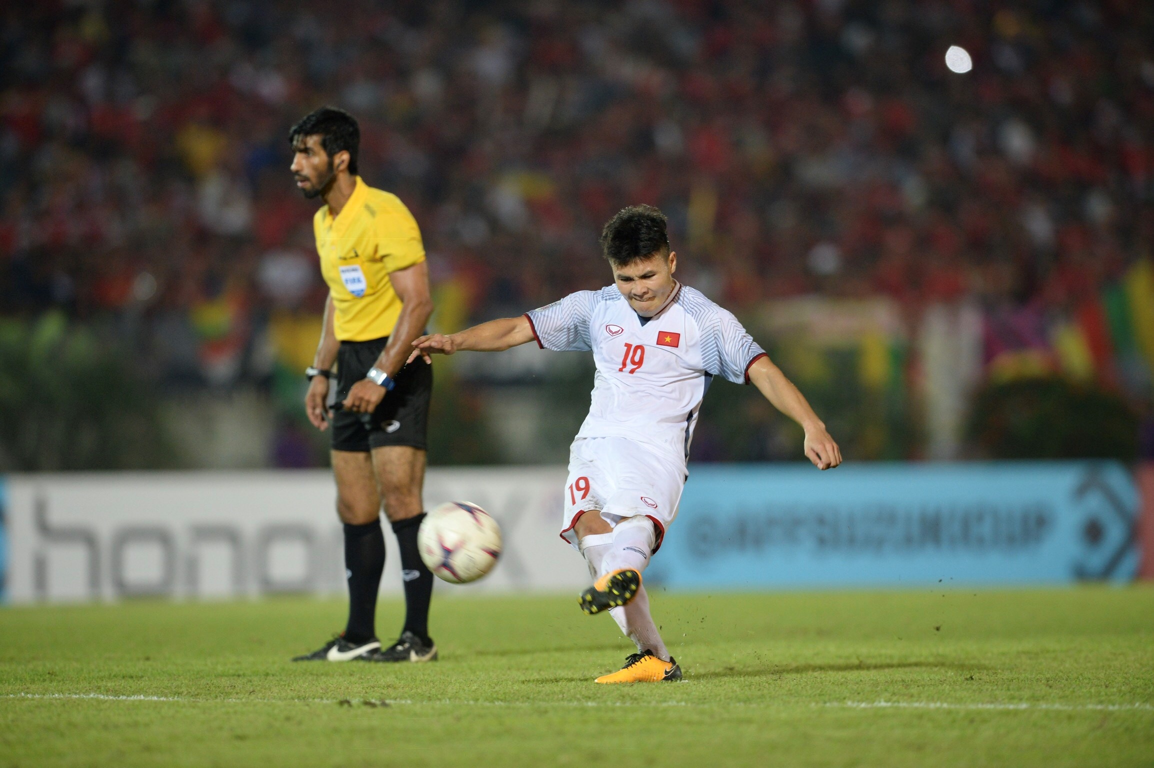 Quang Hai vuot troi trong top 5 tien ve hang dau vong bang AFF Cup hinh anh