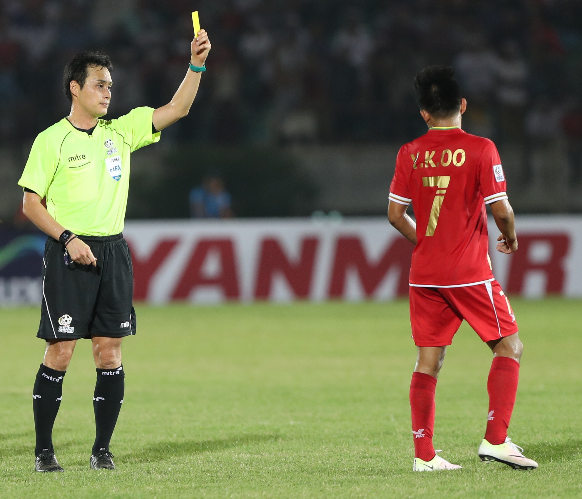 Trong tai nguoi Nhat Ban bat chinh tran Viet Nam va Philippines hinh anh