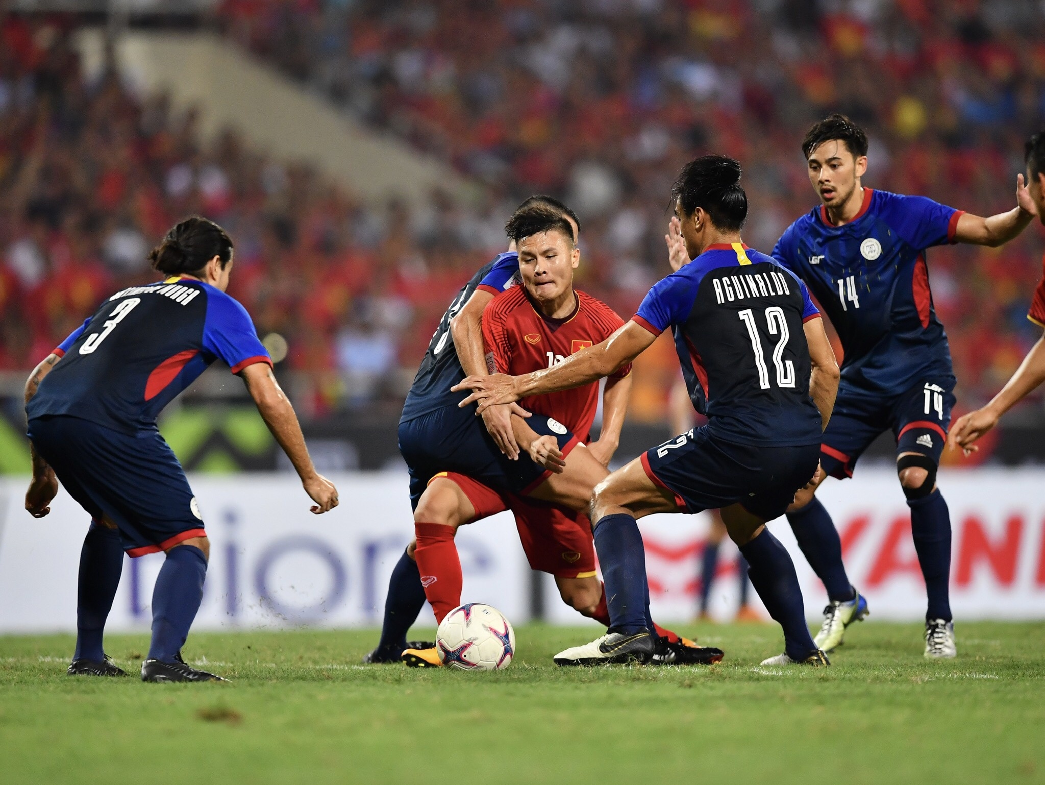 Bao Philippines: 'Khong co phep mau, Viet Nam hat cang Azkals' hinh anh
