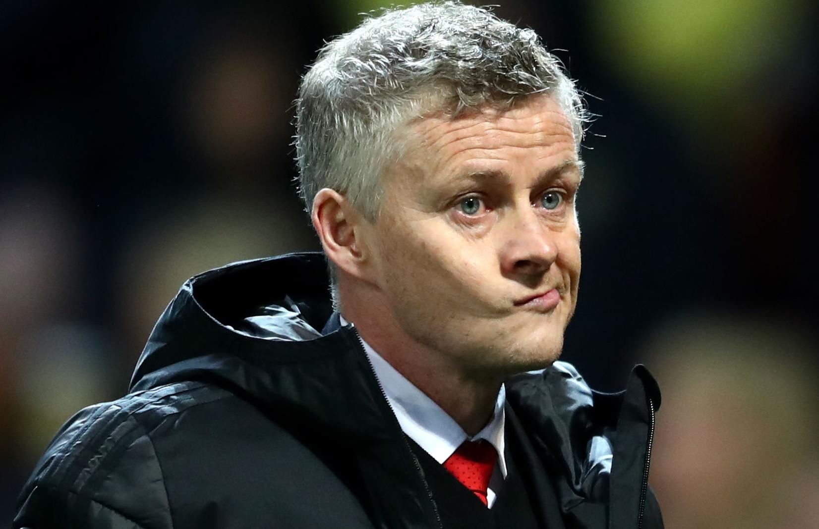 Nhan vien an ninh cam sung ho tong thay tro Solskjaer roi san bay hinh anh