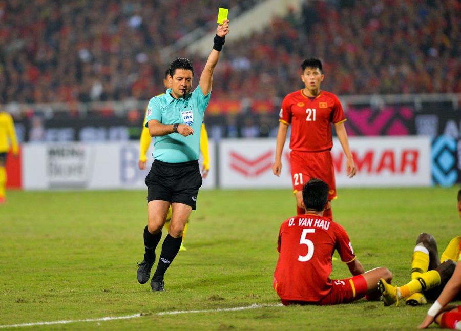 To trong tai World Cup dieu khien tran chung ket luot ve AFF Cup hinh anh