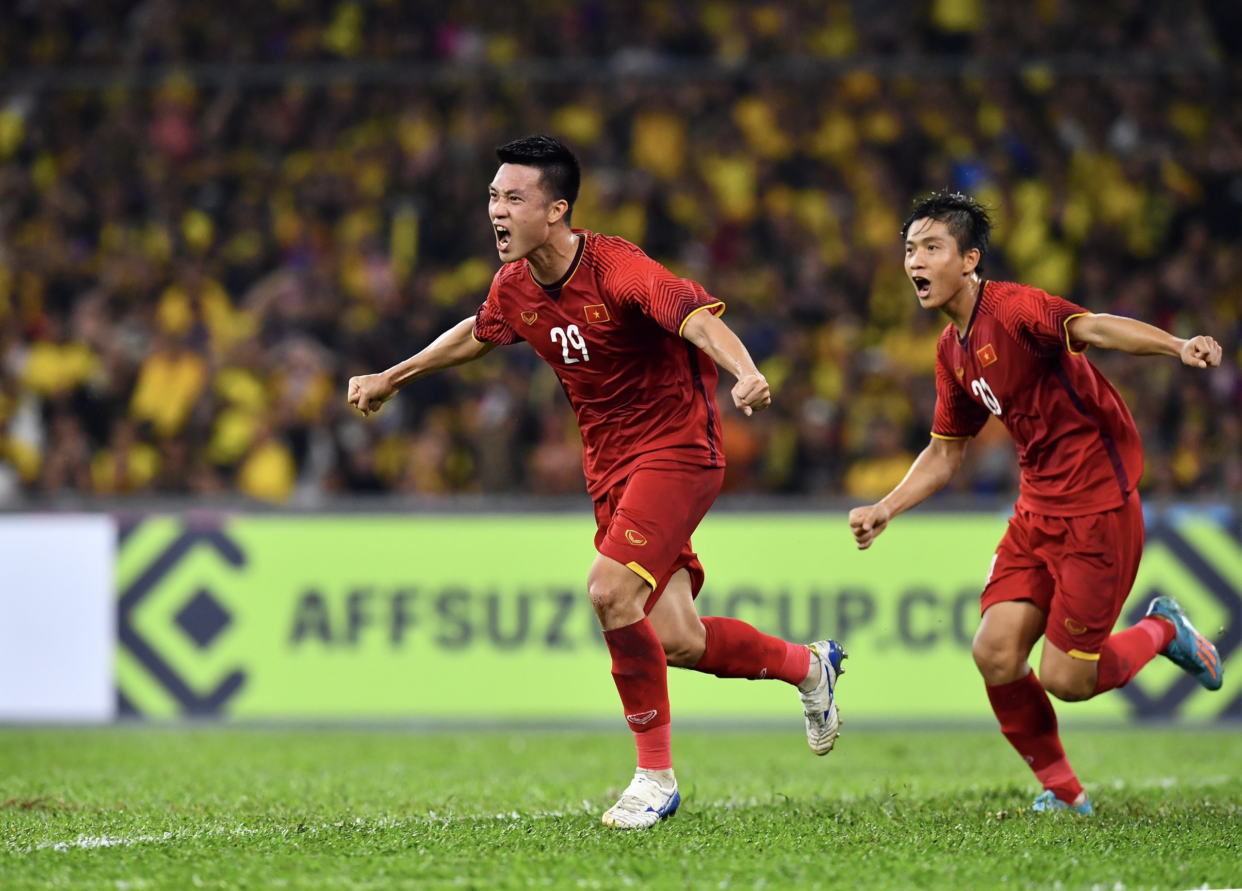 Nguyen Huy Hung - tien ve vuot qua su hoai nghi de toa sang o AFF Cup hinh anh