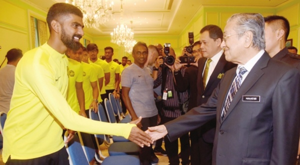 Thu tuong Malaysia co vu thay tro HLV Tan Cheng Hoe hinh anh