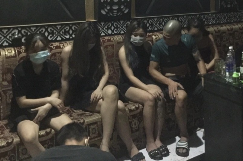 8 nam nu 'bay' trong quan karaoke khi dich Covid-19 bung phat hinh anh