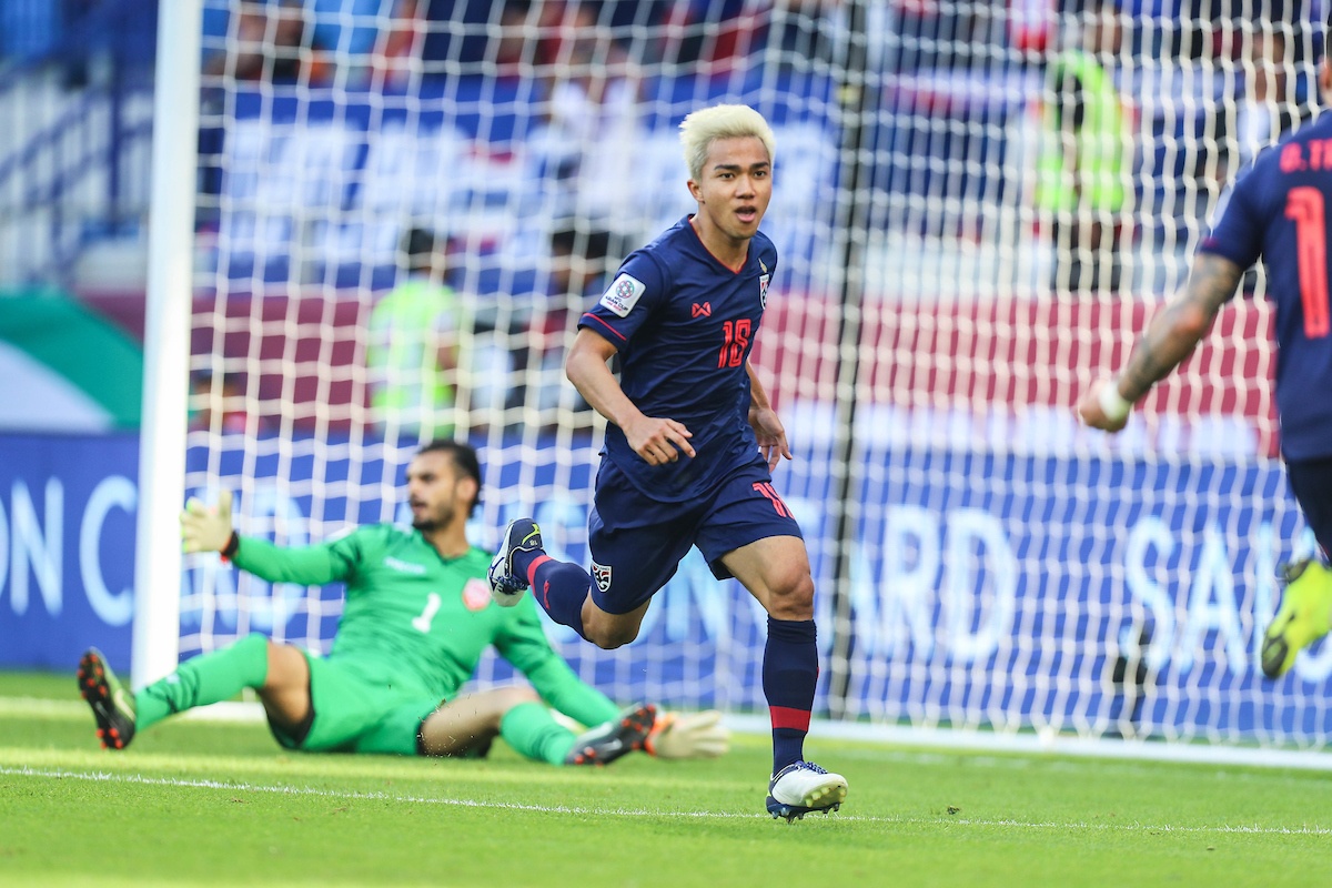 HLV Consadole Sapporo so sanh Chanathip voi huyen thoai cua Barca hinh anh