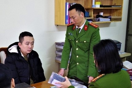 Tam giu nguoi dan ong cho vay lai 144% moi nam hinh anh