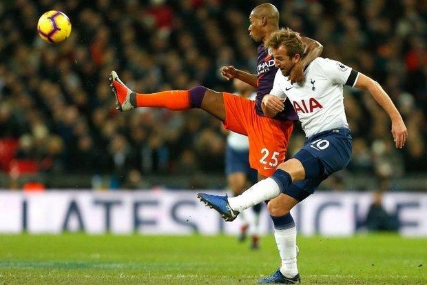 Fernandinho danh cui cho Harry Kane anh 1
