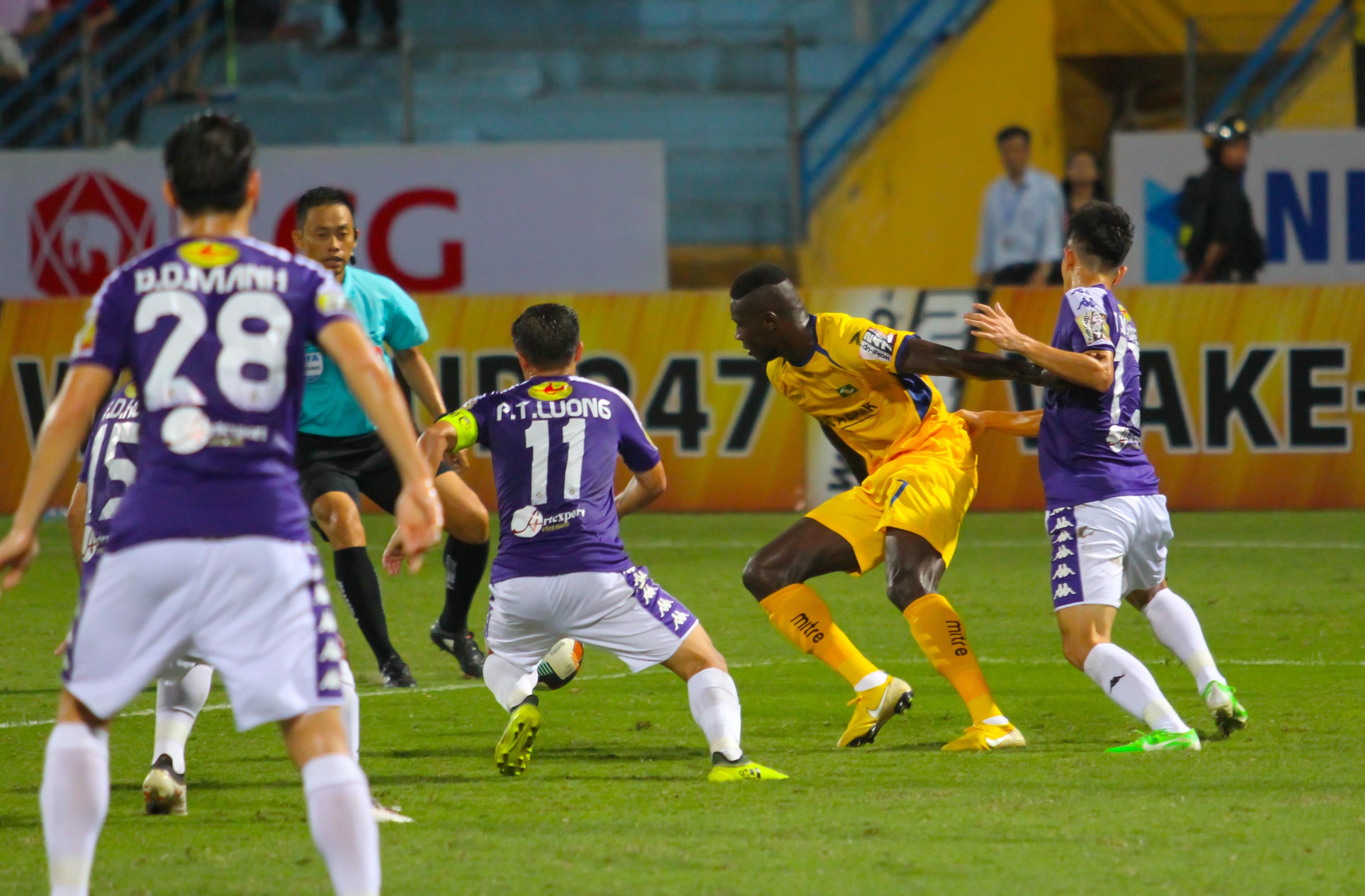 Olaha bat luc truoc hang phong ngu Ha Noi anh 7