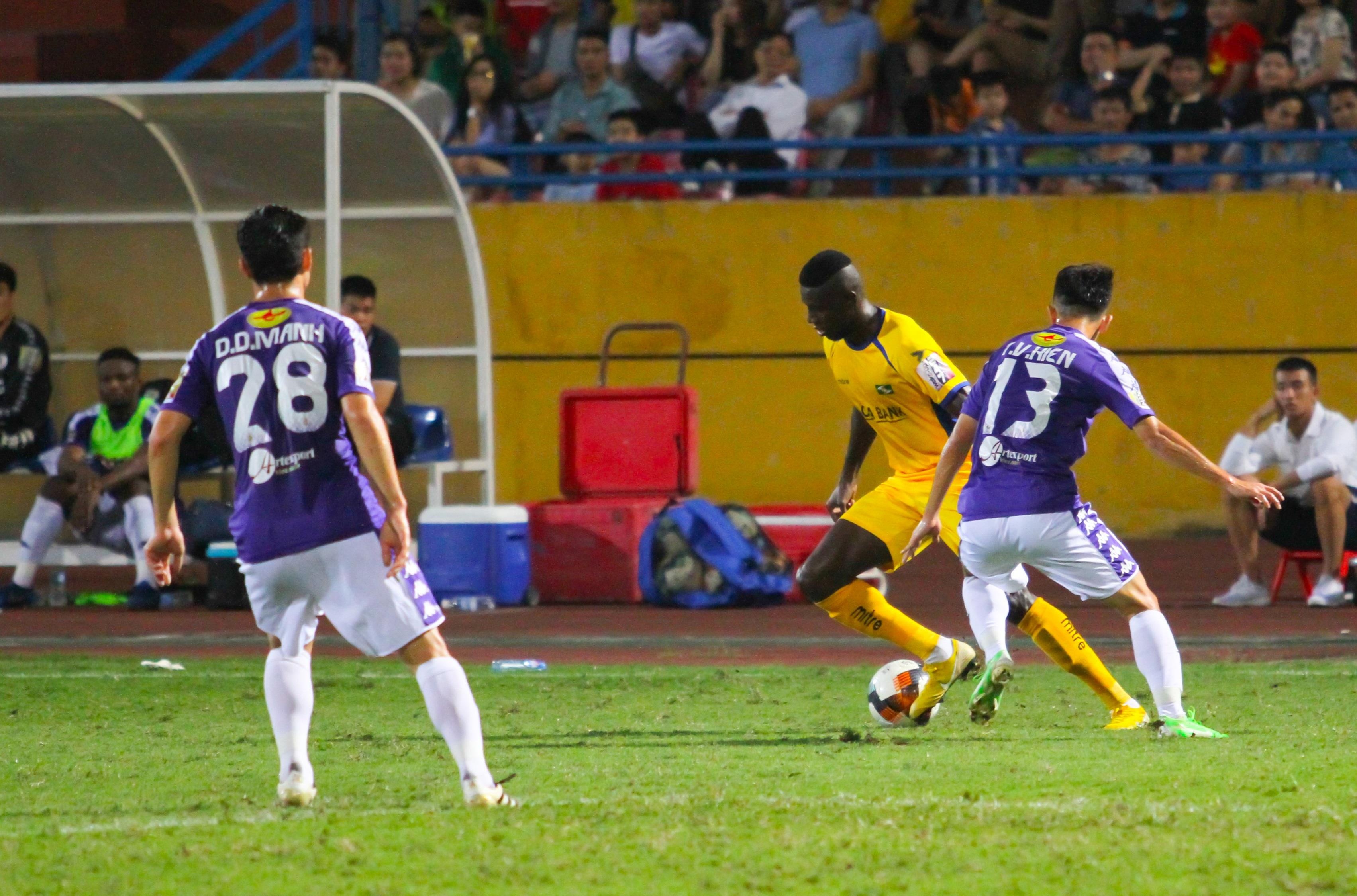 Olaha bat luc truoc hang phong ngu Ha Noi anh 10