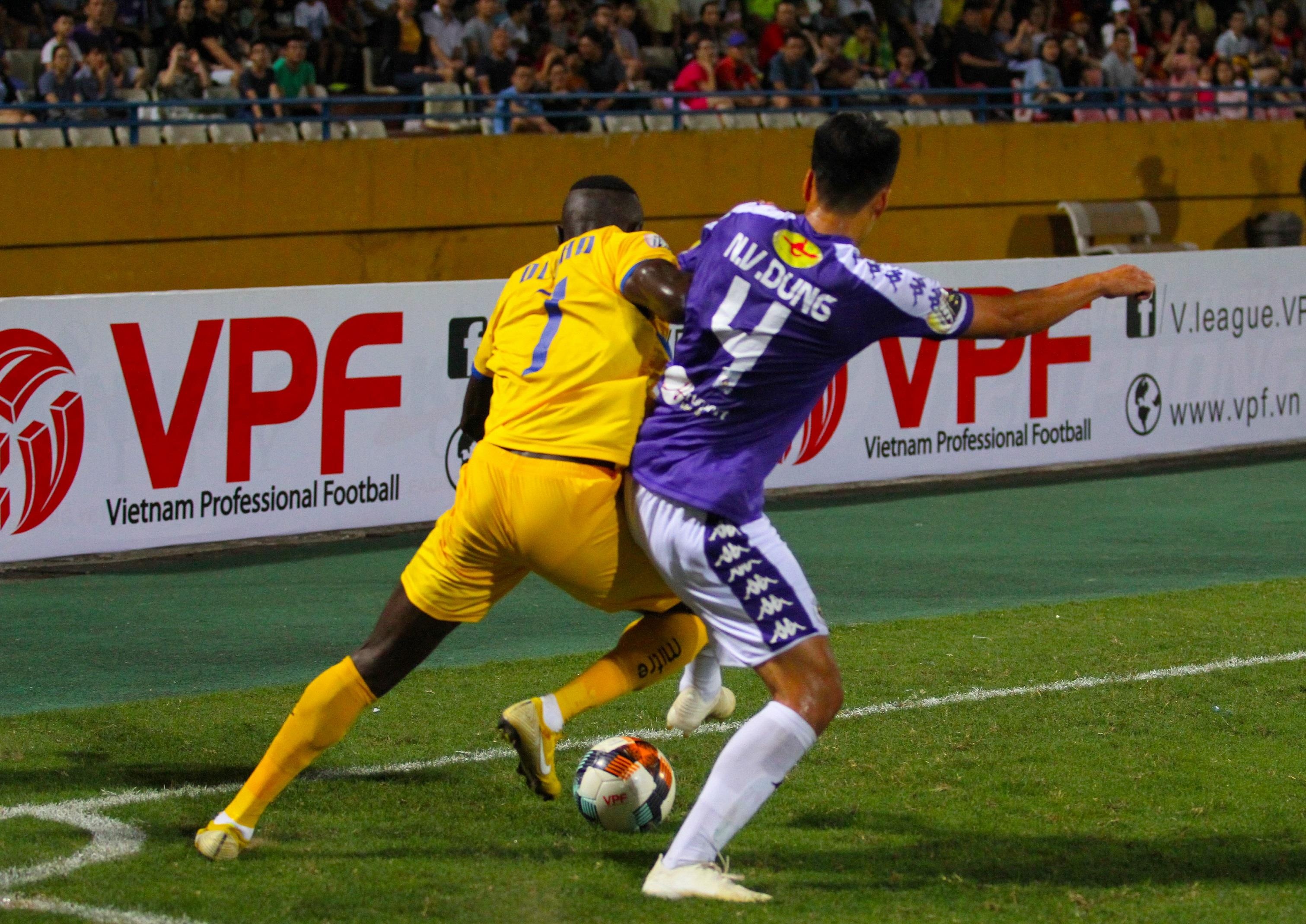 Olaha bat luc truoc hang phong ngu Ha Noi anh 2