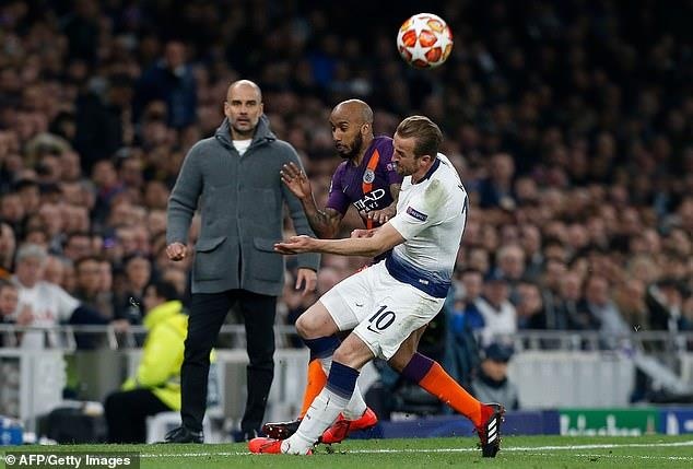 CĐV Man City chỉ trích Fabian Delph ảnh 2 CDV Man City chi trich Fabian Delph anh 2