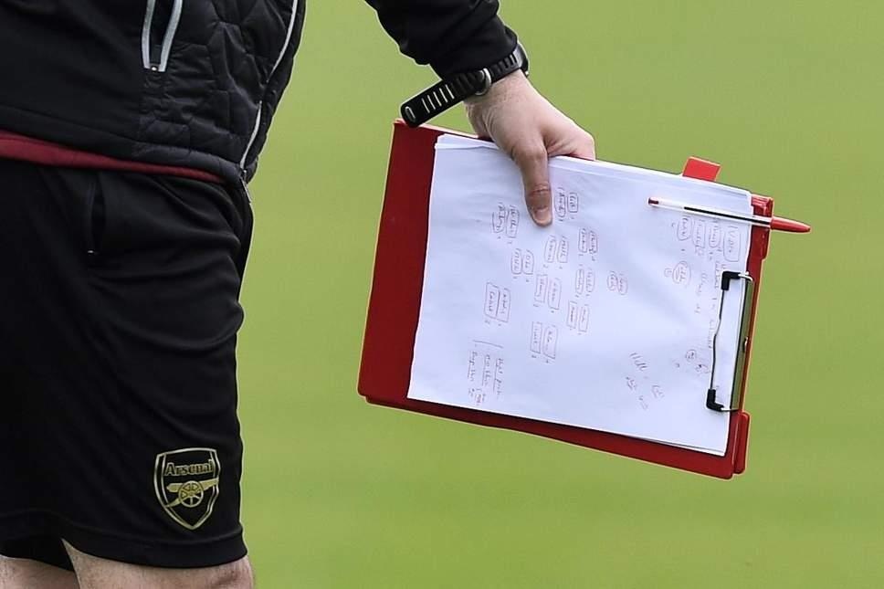 HLV Emery bat can de lo chien thuat truoc tran gap Valencia hinh anh