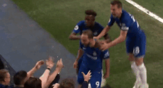 Higuain lao dau vao nguc CDV nu an mung sau khi ghi ban hinh anh