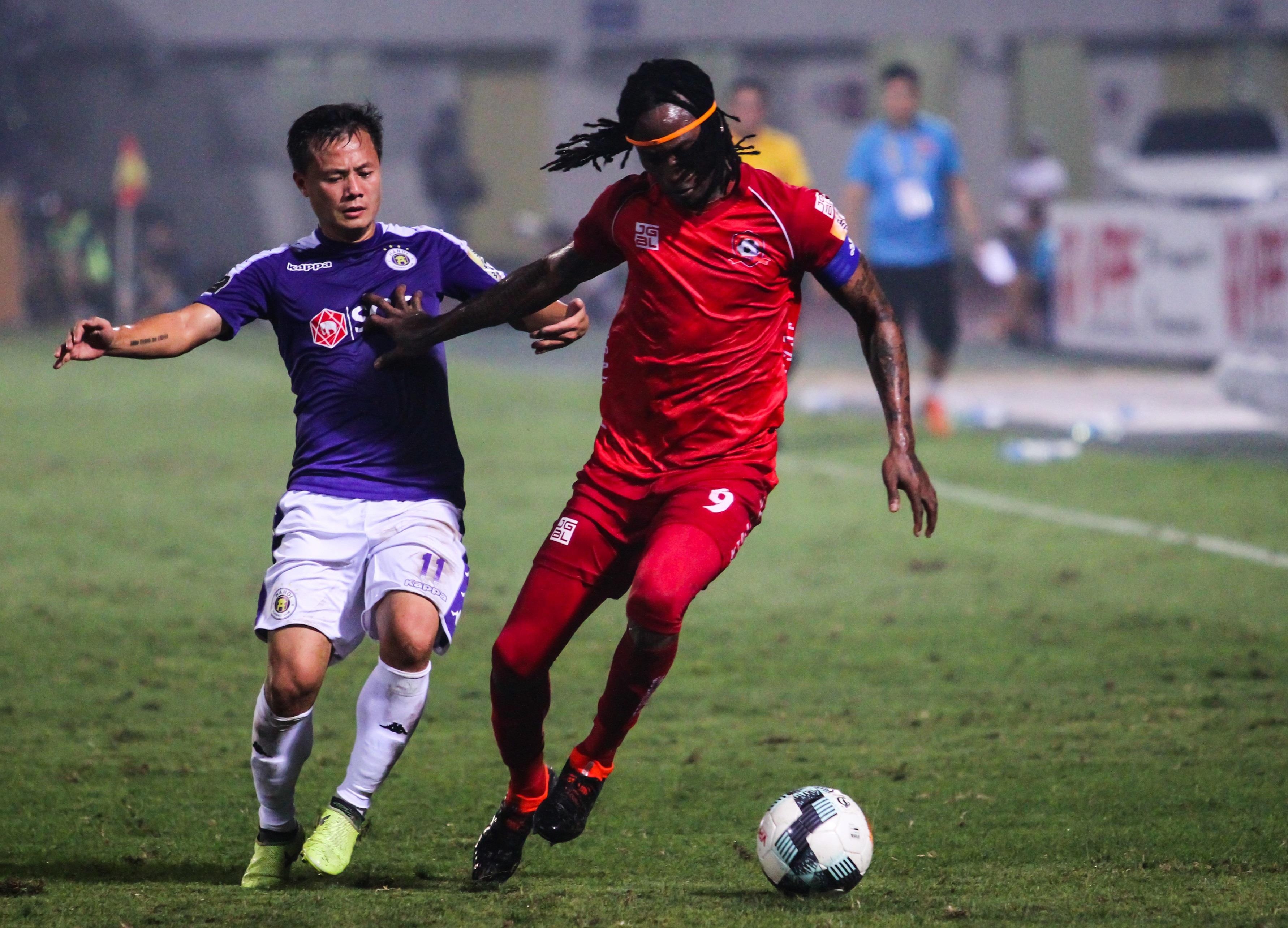 Cau thu Hai Phong suyt dinh phao sang tu CDV nha anh 13