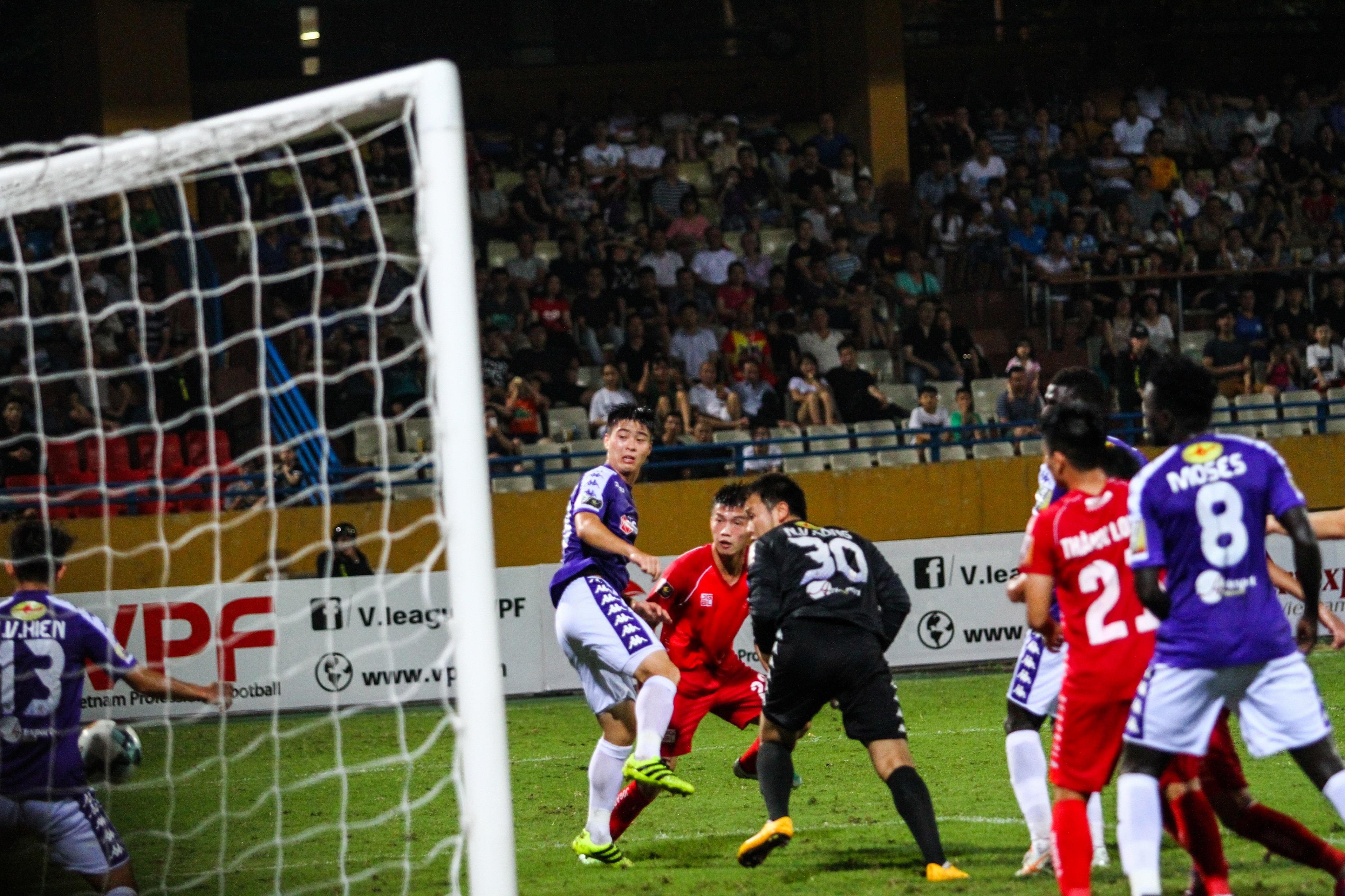 Cau thu Hai Phong suyt dinh phao sang tu CDV nha anh 1