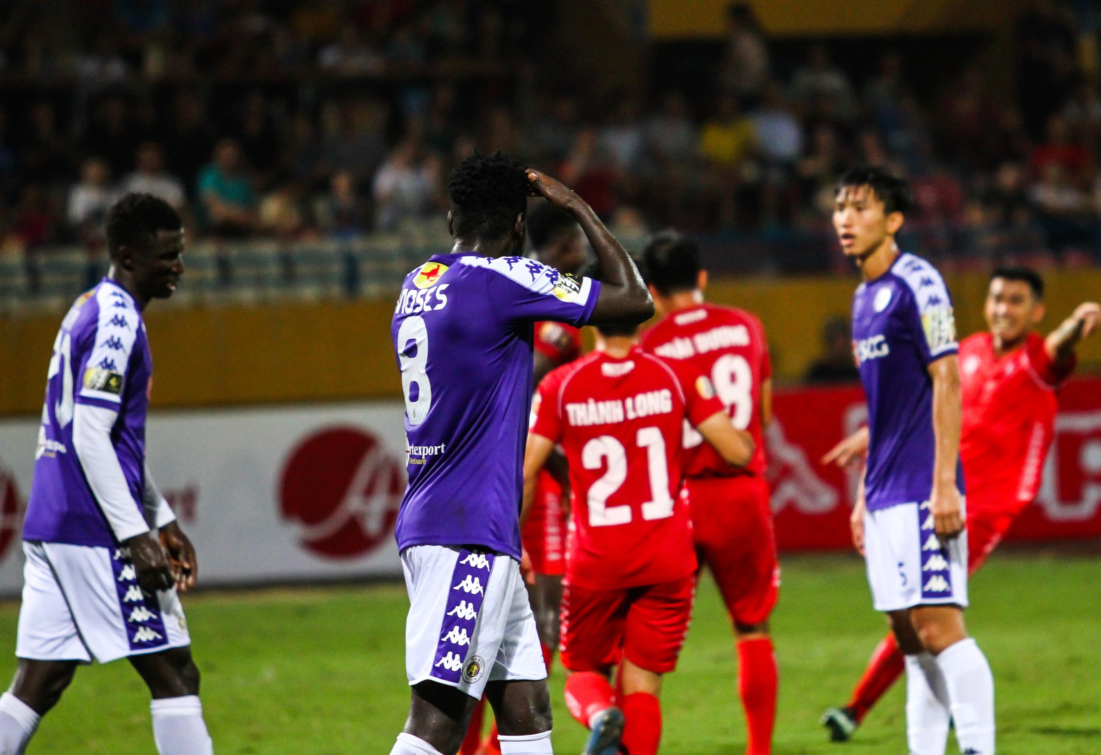 Cau thu Hai Phong suyt dinh phao sang tu CDV nha anh 2