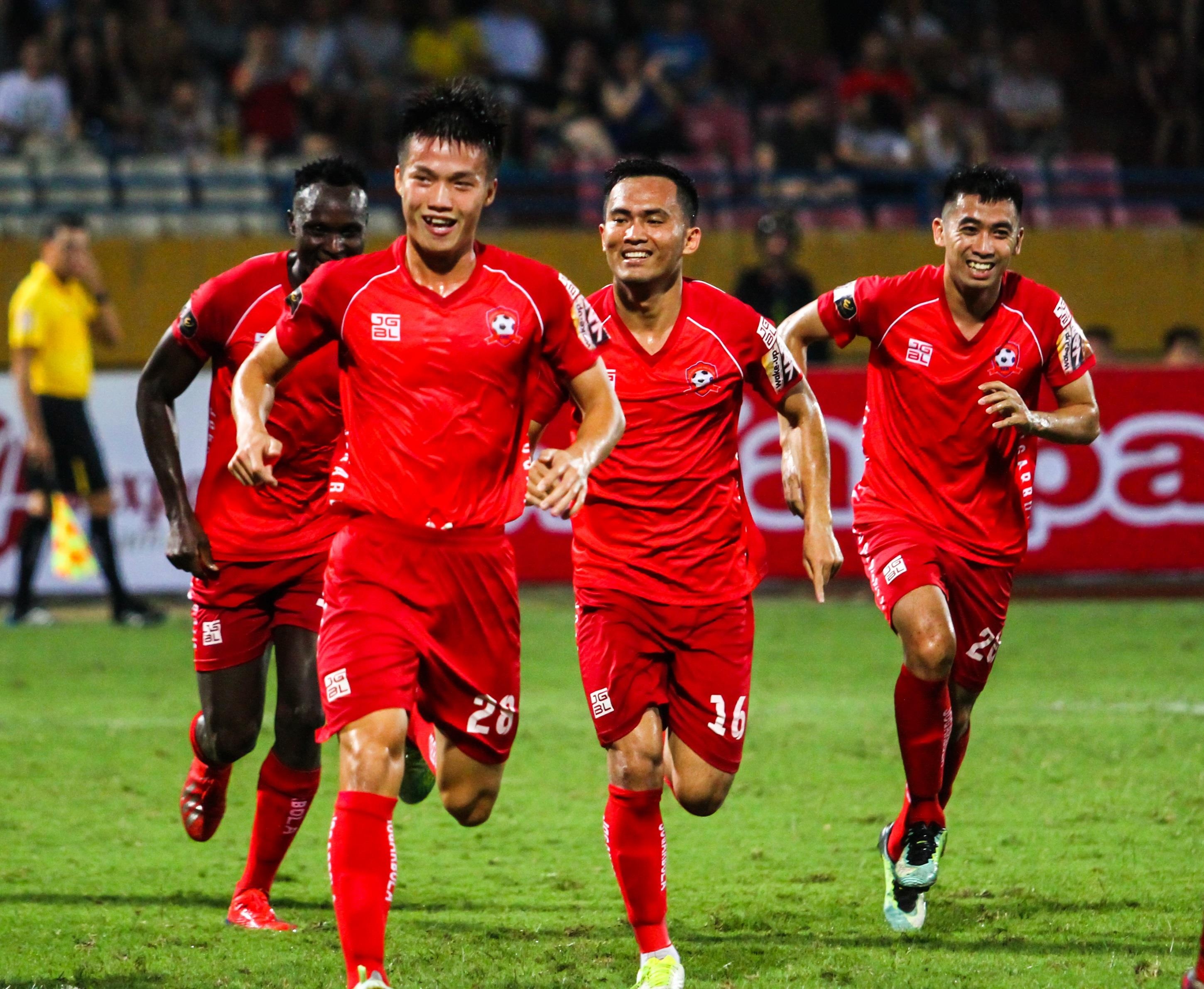 Cau thu Hai Phong suyt dinh phao sang tu CDV nha anh 3