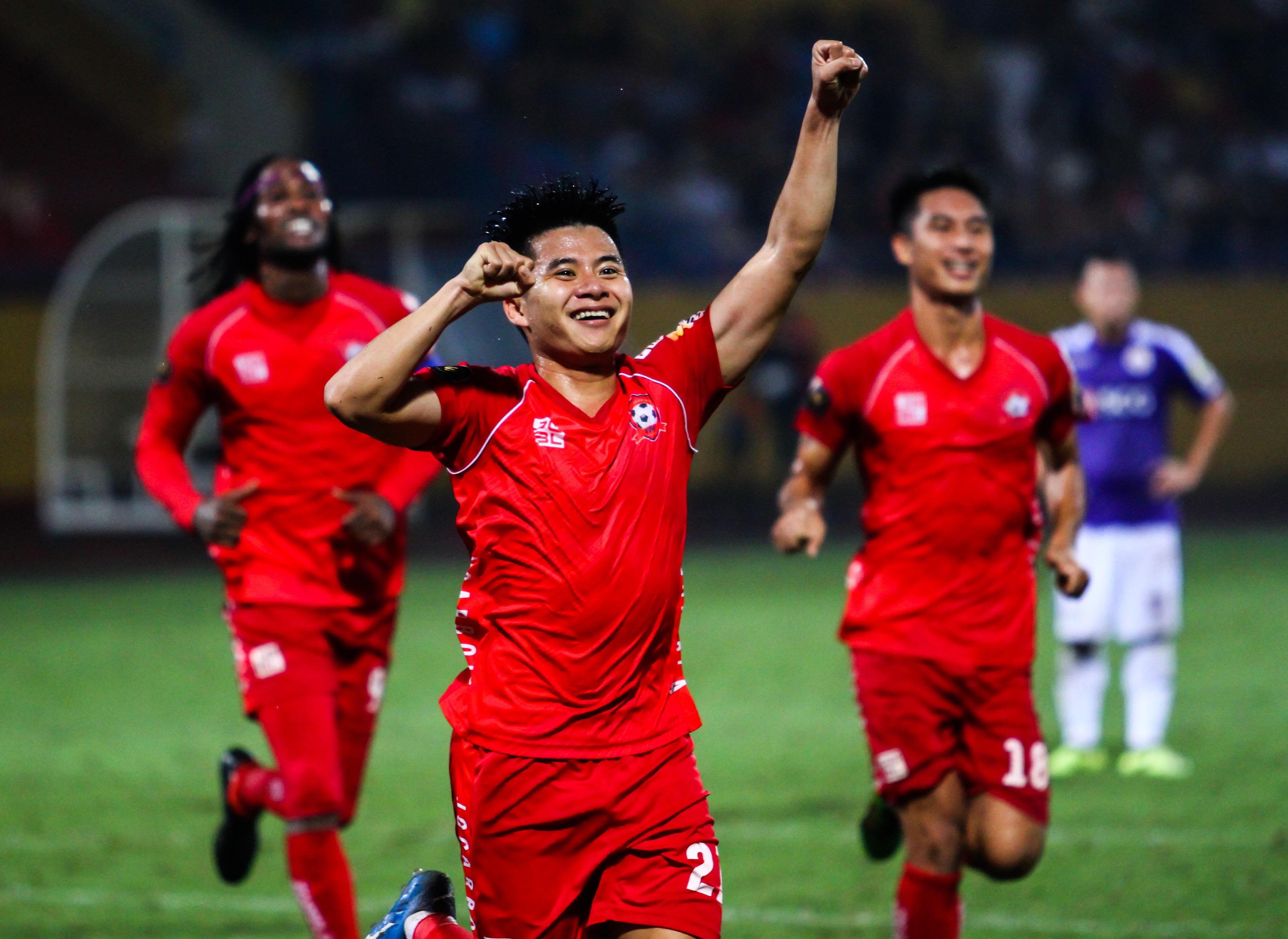 Cau thu Hai Phong suyt dinh phao sang tu CDV nha anh 4