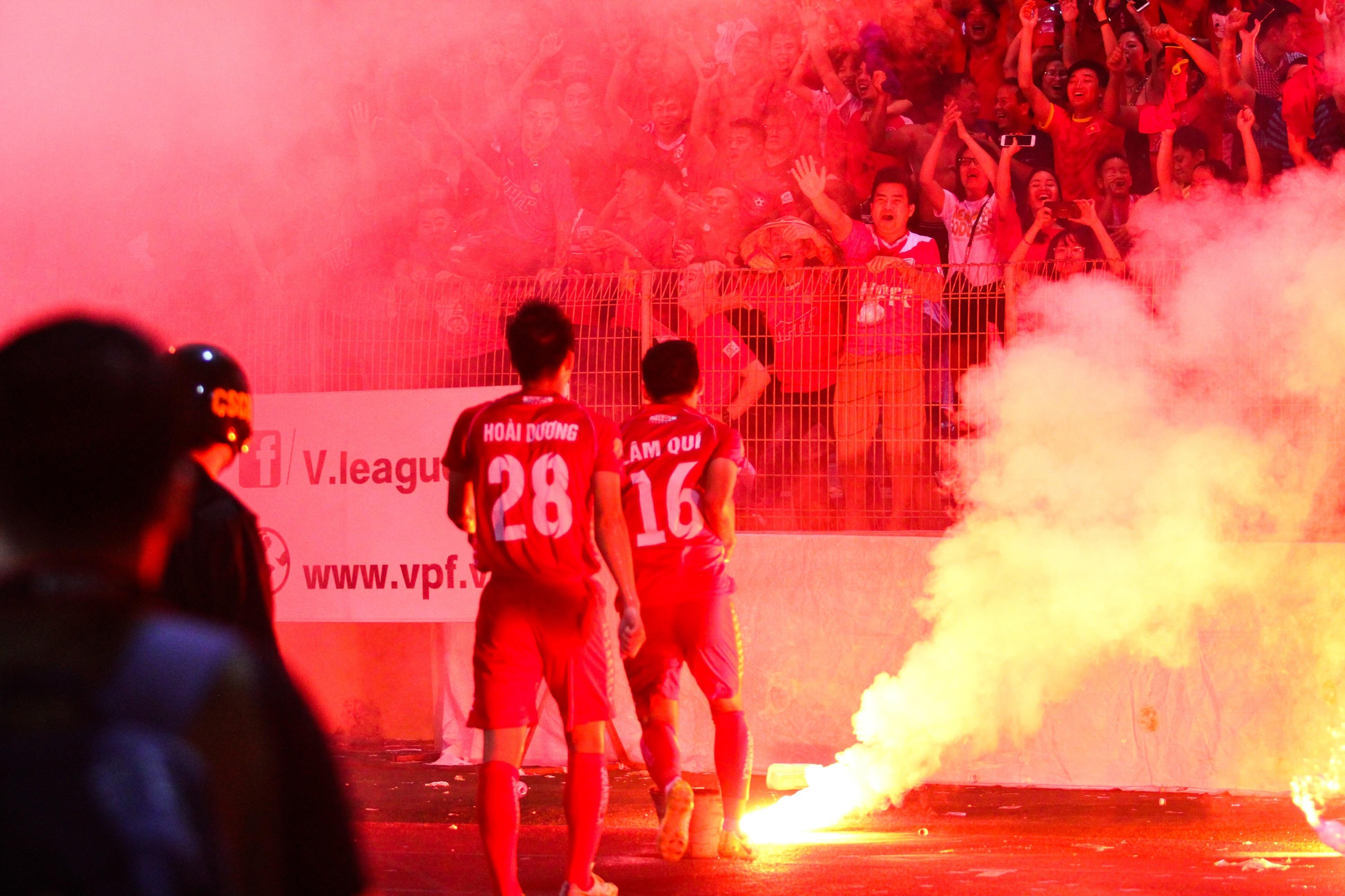 VFF đang làm việc với BTC V.League về pháo sáng ảnh 1 VFF dang lam viec voi BTC V.League ve phao sang anh 1