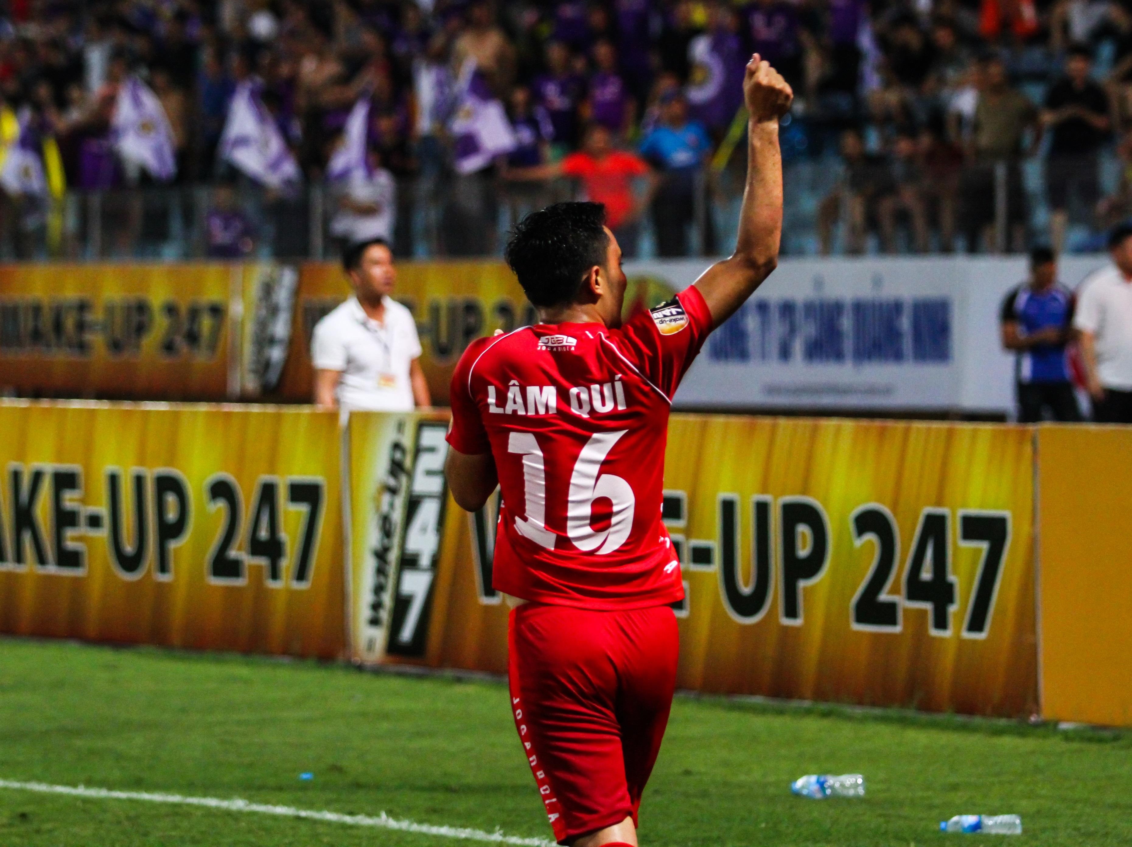 Cau thu Hai Phong suyt dinh phao sang tu CDV nha anh 6