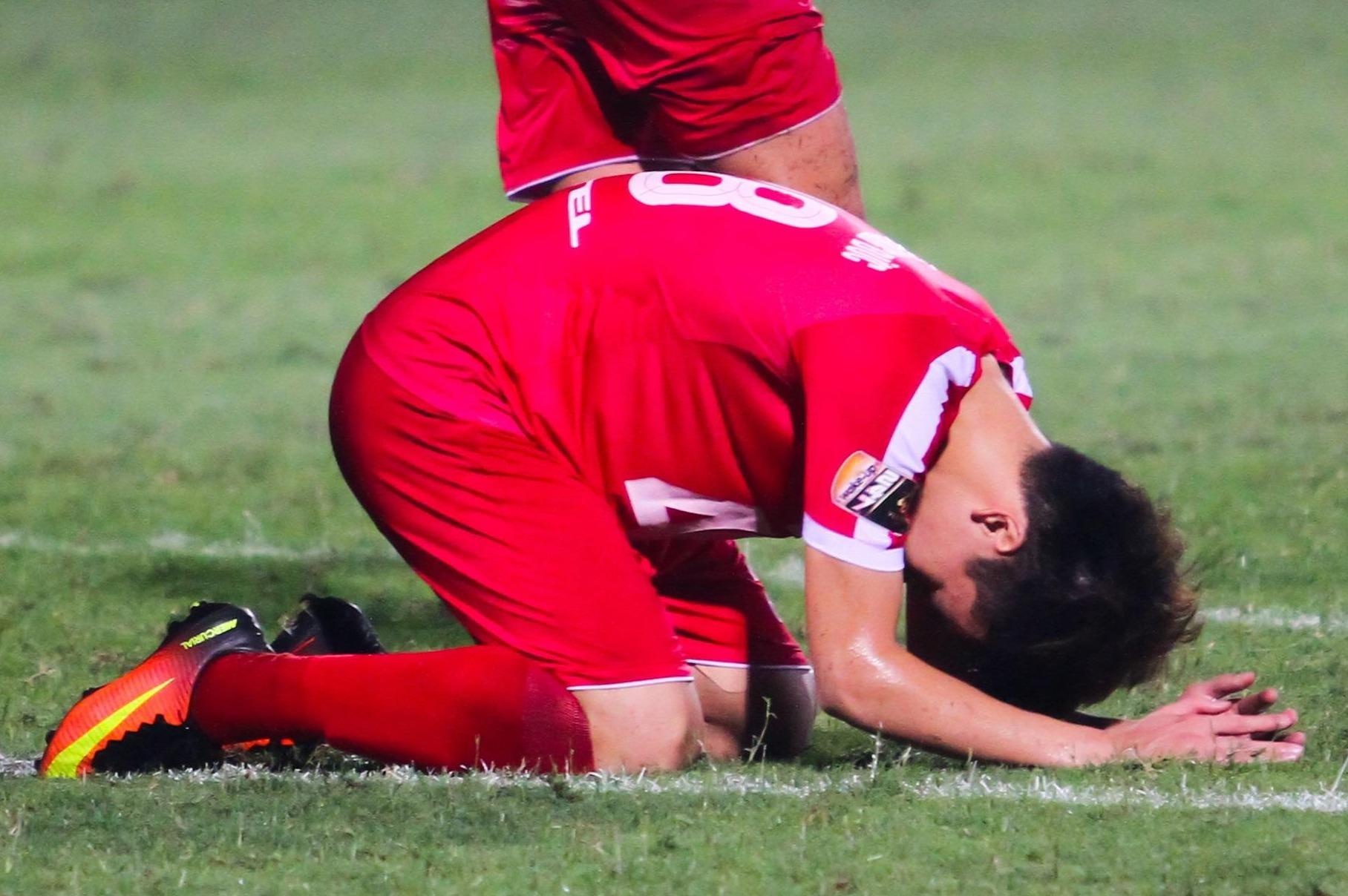 Cau thu Viettel guc xuong san sau tran hoa tiec nuoi voi SLNA hinh anh