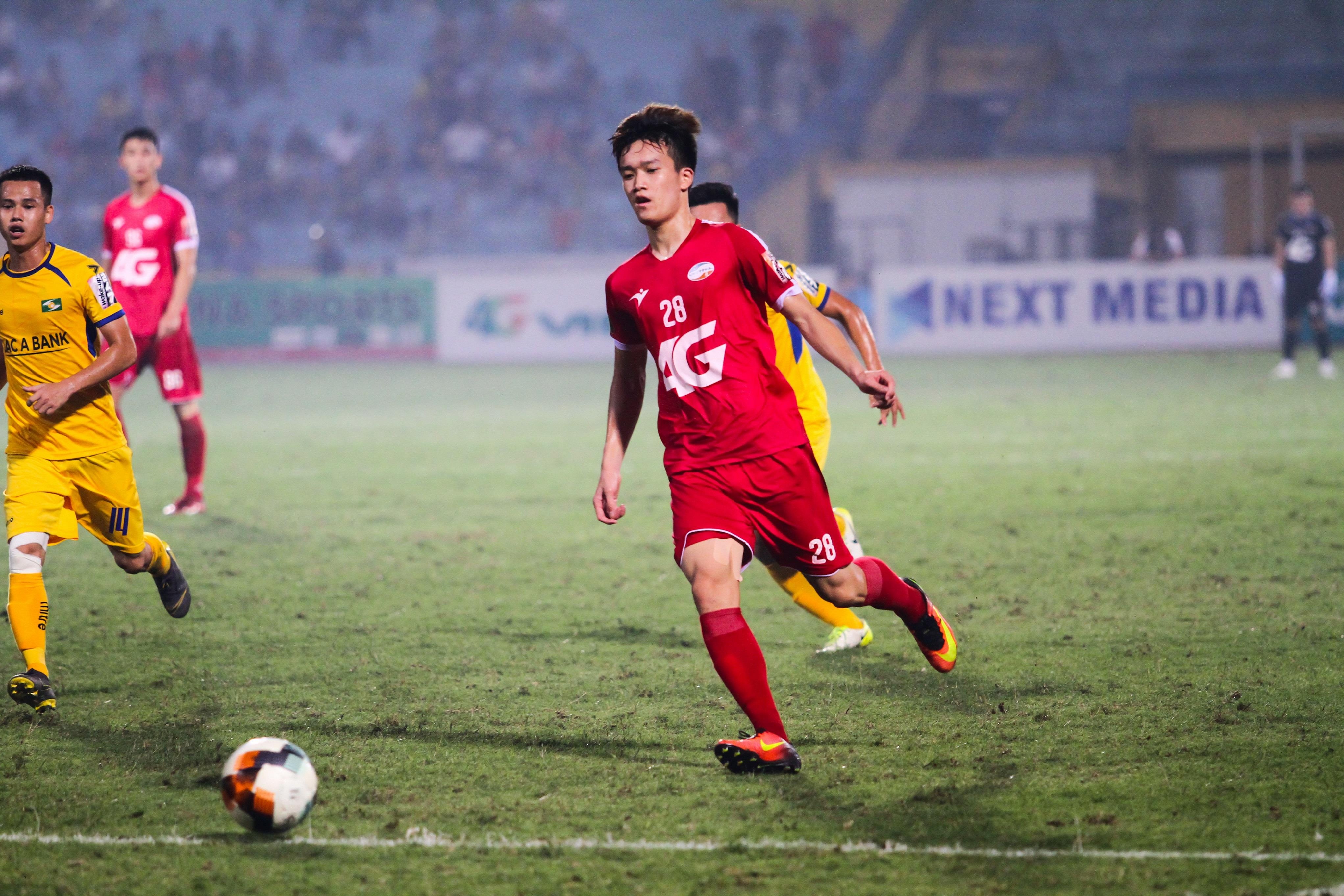 Cau thu Viettel do guc xuong san sau tran hoa SLNA anh 8