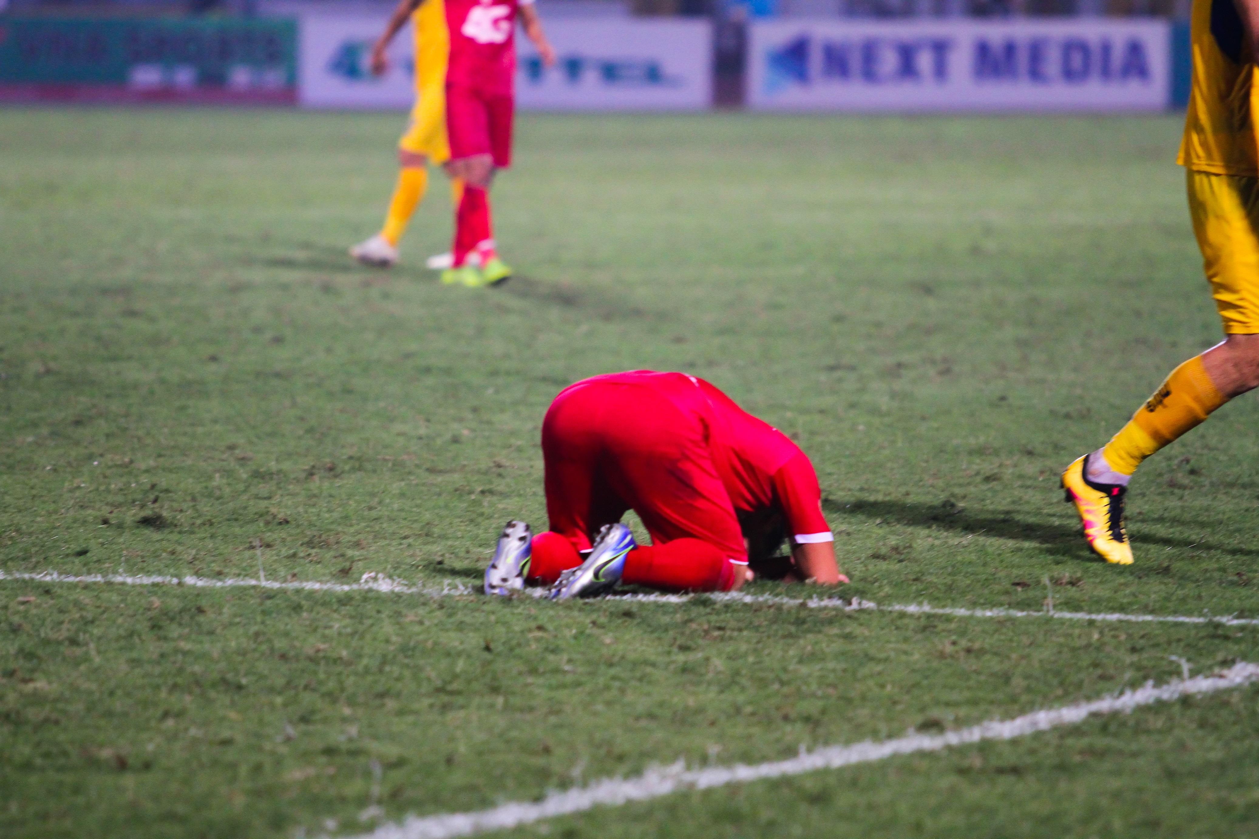 Cau thu Viettel do guc xuong san sau tran hoa SLNA anh 3