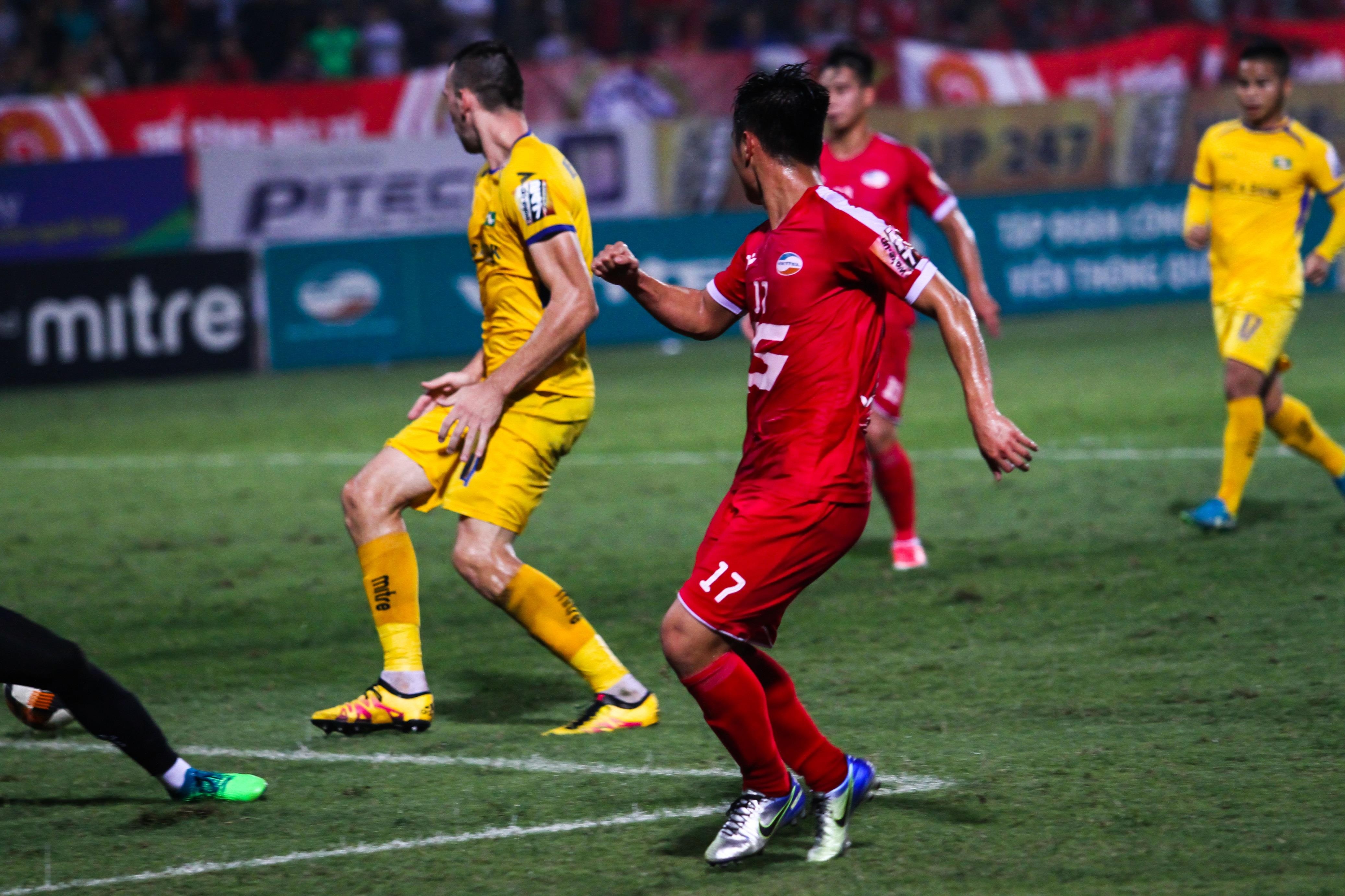 Cau thu Viettel do guc xuong san sau tran hoa SLNA anh 1