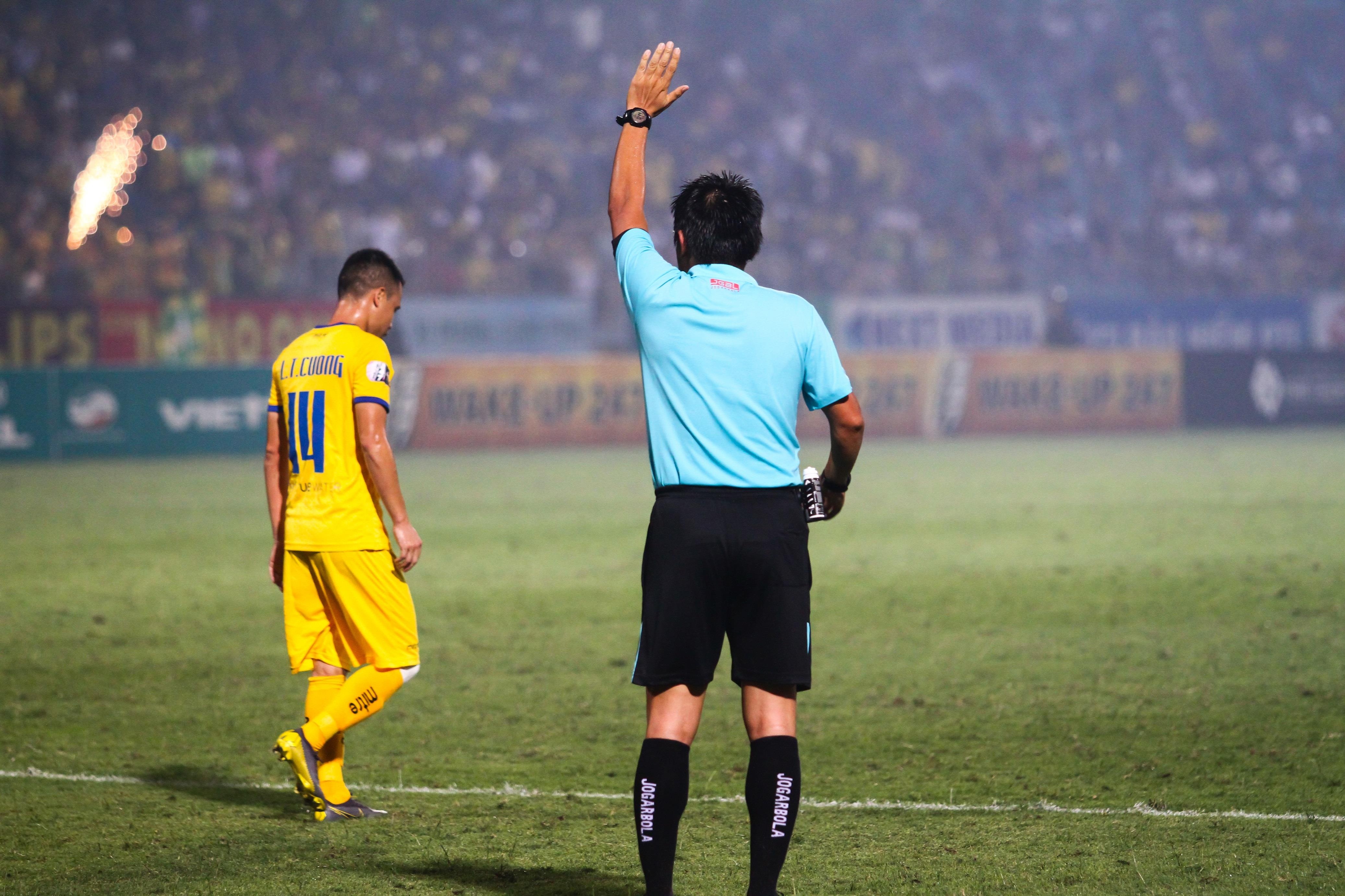 Cau thu Viettel do guc xuong san sau tran hoa SLNA anh 9