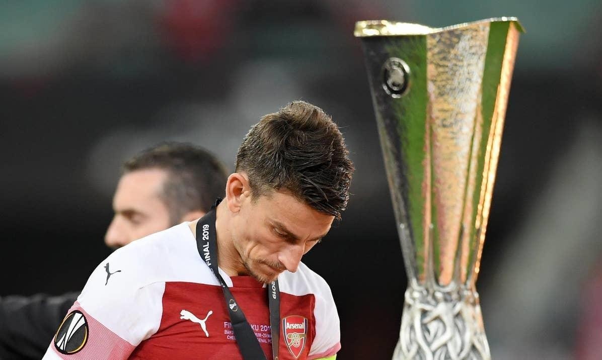 Cau thu Arsenal cui dau nhin Chelsea vo dich Europa League hinh anh