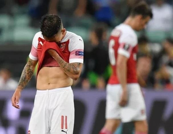 Tien ve Arsenal roi san trong nuoc mat sau that bai truoc Chelsea hinh anh