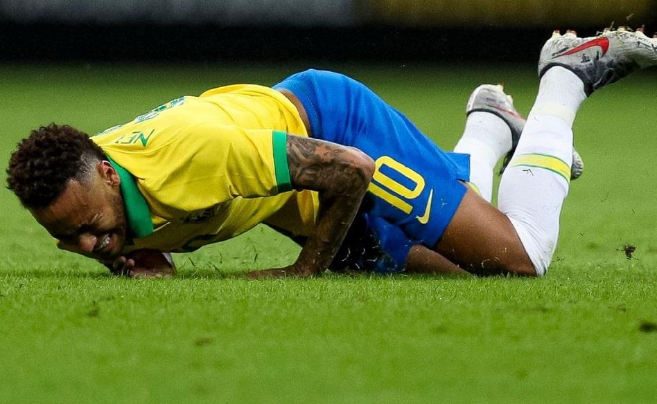 Neymar dang anh mat ca chan sung tay sau khi roi tuyen Brazil hinh anh