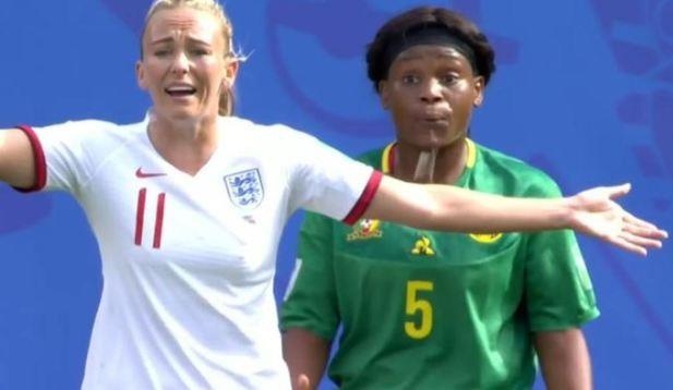 Tien dao doi tuyen nu Anh bi cau thu Cameroon nho nuoc bot vao tay hinh anh