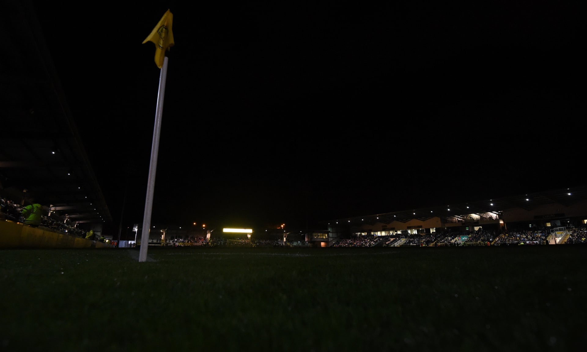 Sân bóng mất điện ảnh 1 San bong mat dien anh 1