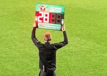 Tran dau tai Anh bu gio gan nua tieng vi san bong mat dien 2 lan hinh anh