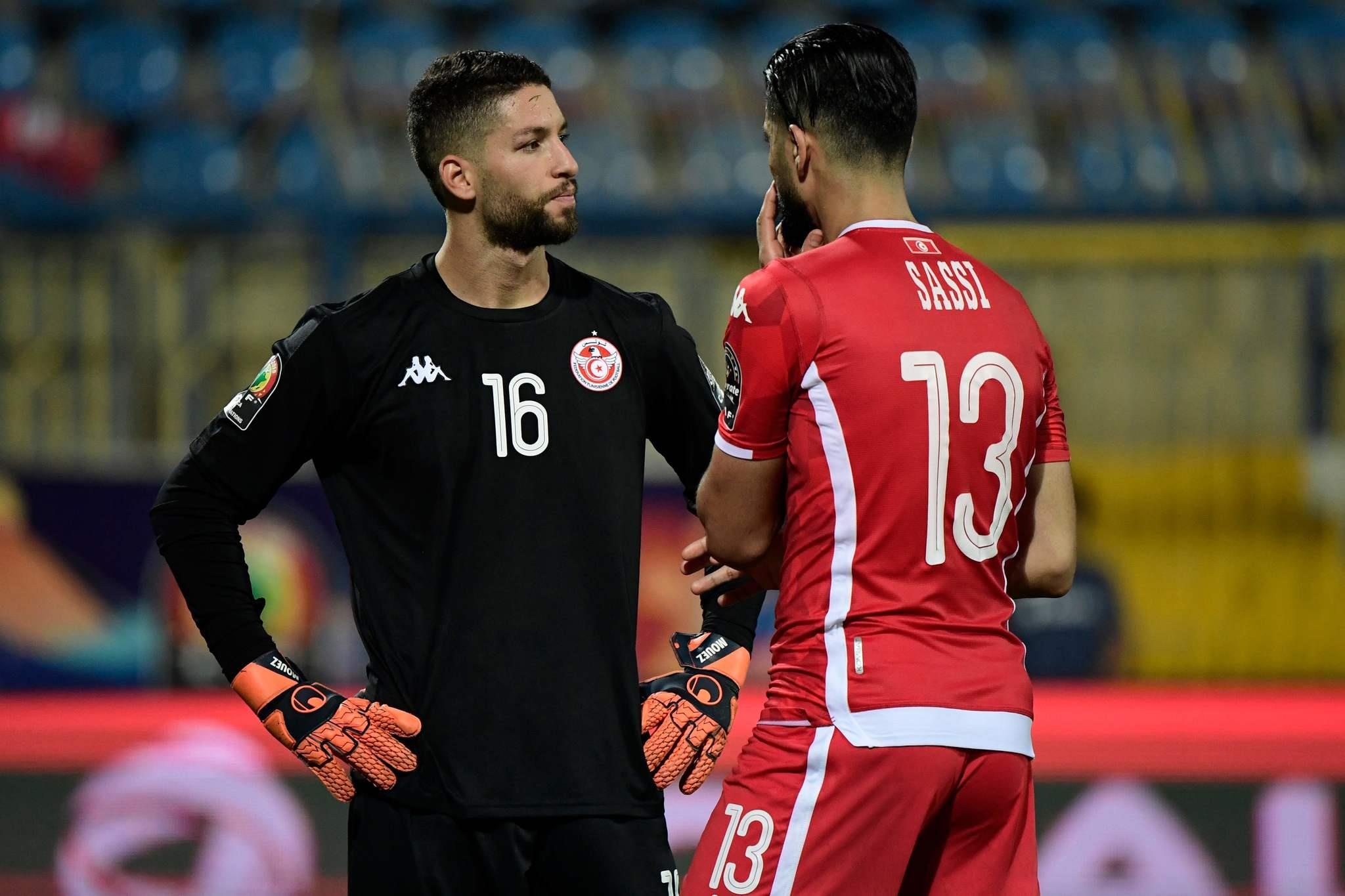 Thu mon Tunisia khong chiu roi san khi bi thay nguoi hinh anh