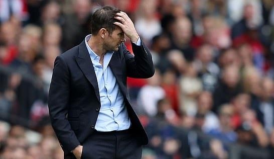 HLV Lampard om dau, bat luc nhin hoc tro tham bai truoc MU hinh anh