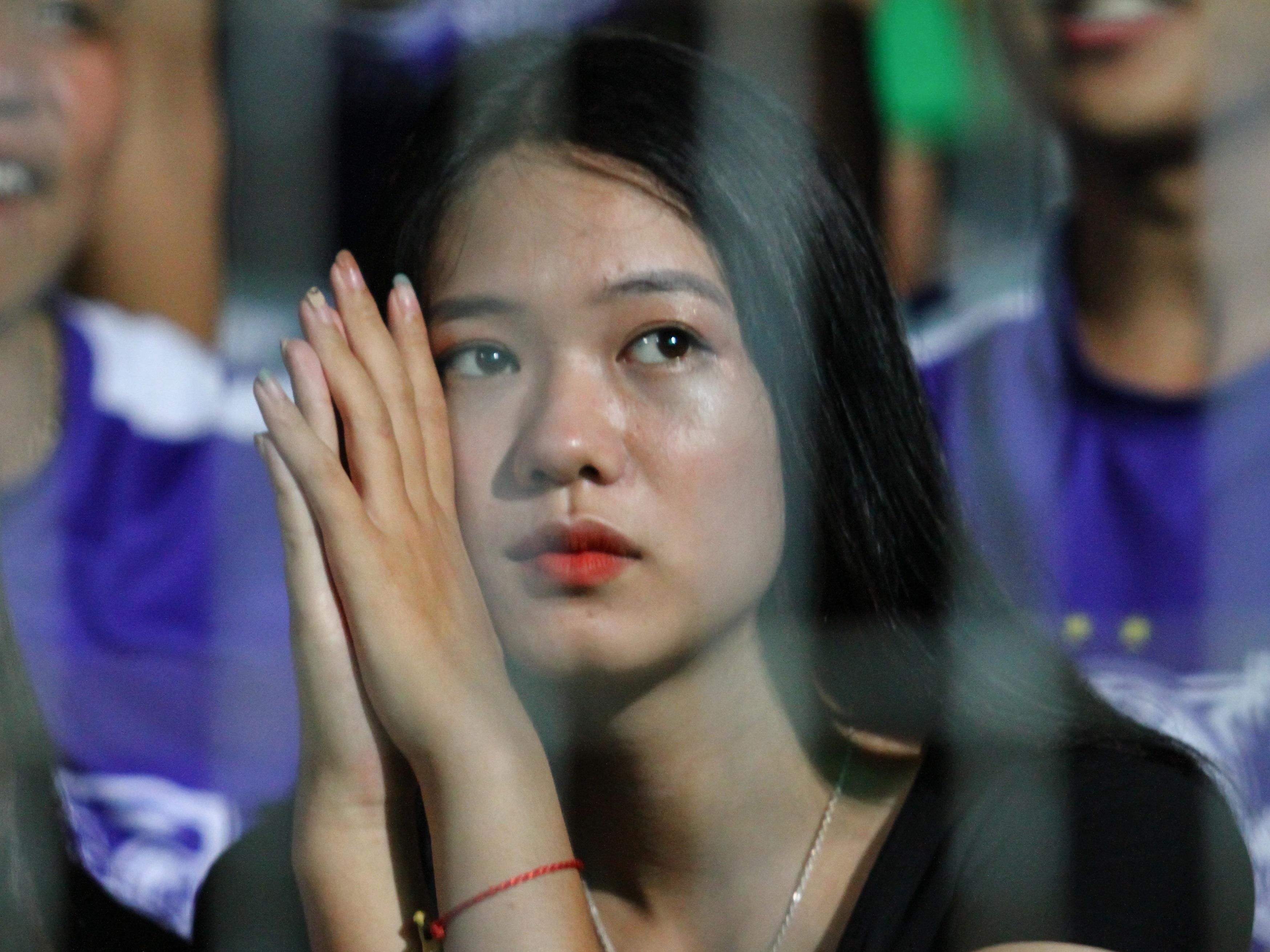 Nu CDV cua CLB Ha Noi lo lang khi xem doi nha thi dau hinh anh