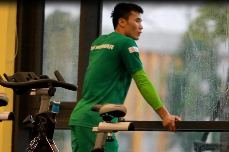 Bui Tien Dung lang nhin dong doi tap luyen ngoai san hinh anh