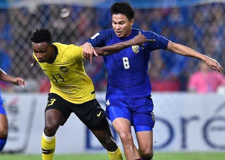 Malaysia goi 4 cau thu nhap tich doi dau tuyen Viet Nam hinh anh