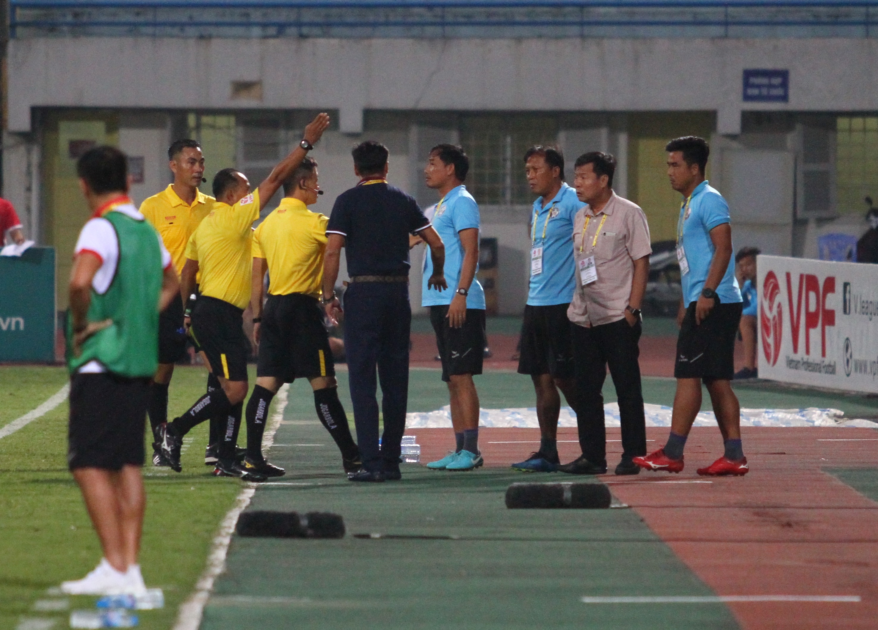 'Ban linh va trinh do trong tai Viet con han che' anh 3