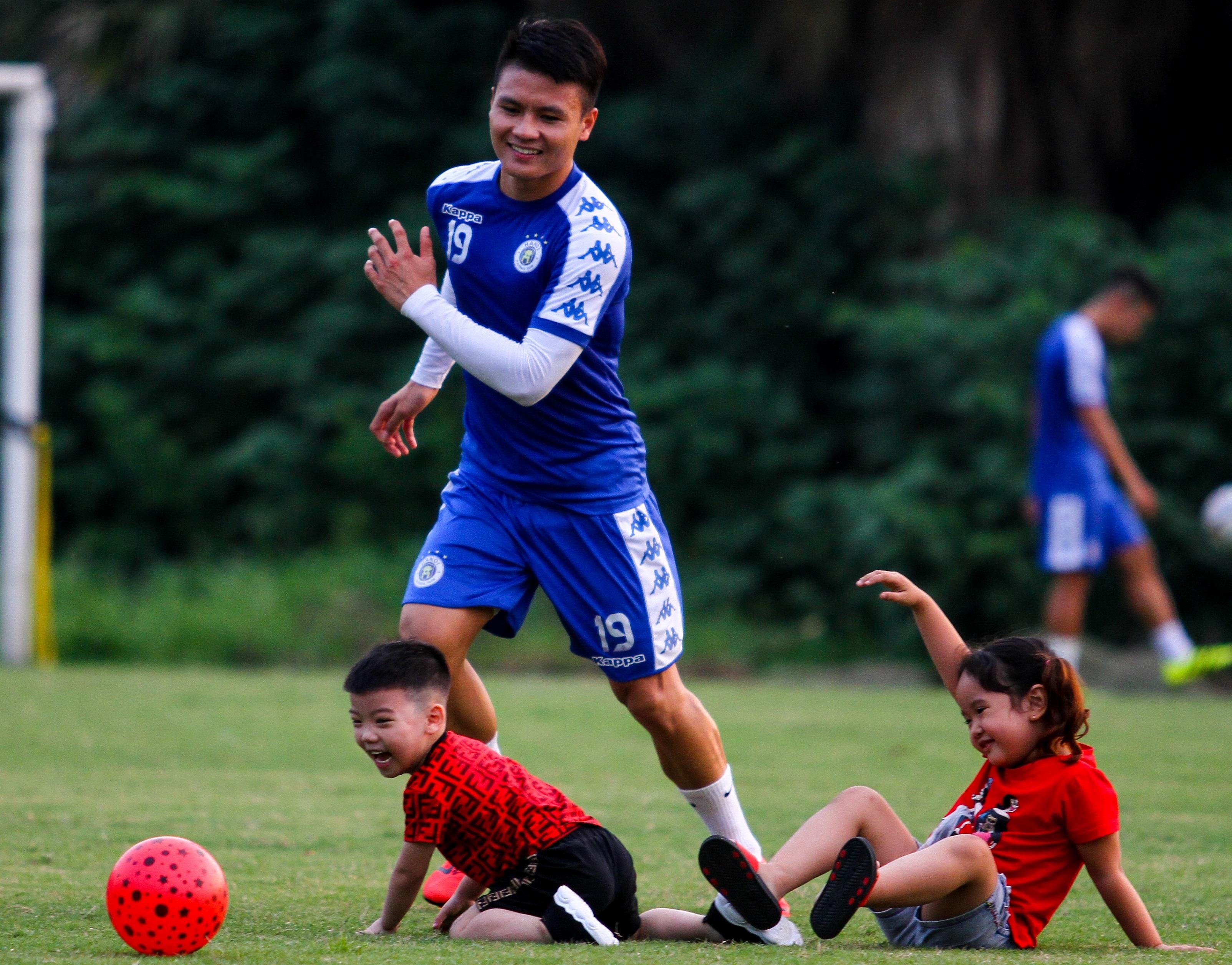 Quang Hai no dua cung cac em nho sau buoi tap cua CLB Ha Noi hinh anh