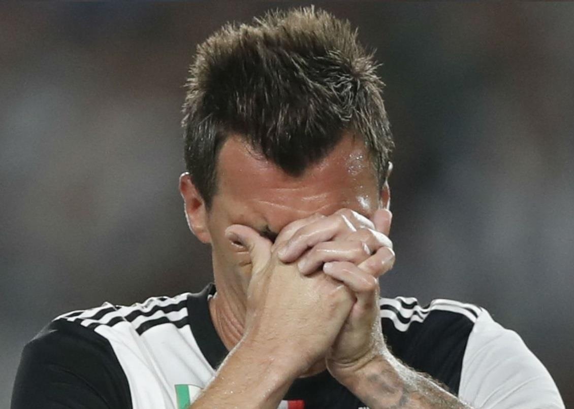 Mandzukic bi doi bong Qatar phot lo vi doi hoi vo ly hinh anh